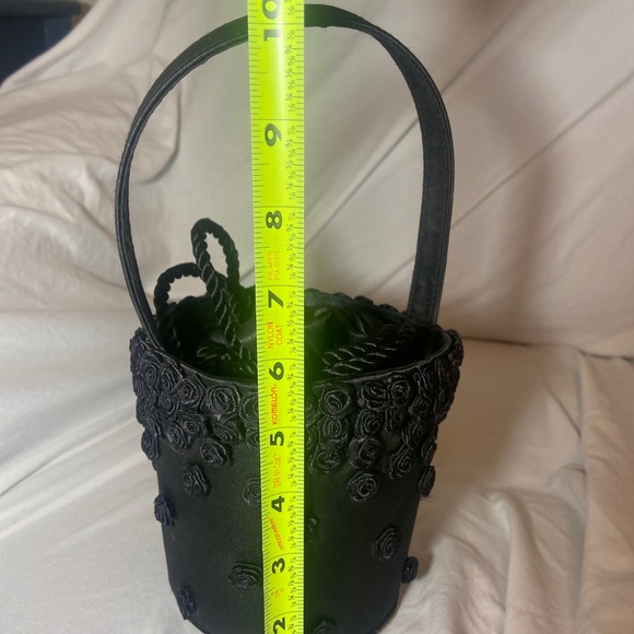 Black rosette satin/sateen handbag drawstring closure - Picture 6 of 6